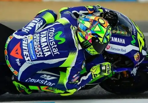 Lorenzo domina, ma Rossi migliora