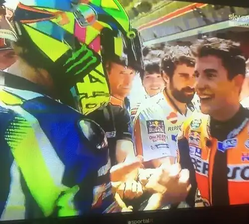 Rossi e Marquez scambiano il segno della pace
