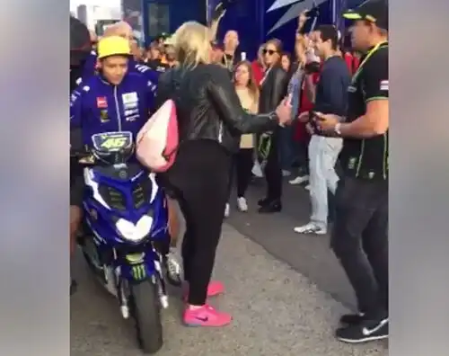 Valentino Rossi-donna bionda a Valencia: archiviazione