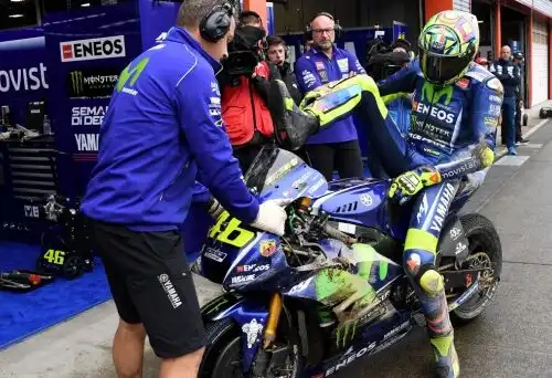 Valentino Rossi più forte del dolore