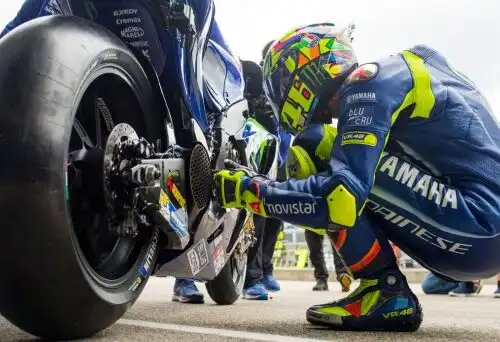 Valentino Rossi e il “rito dell’accovacciamento”