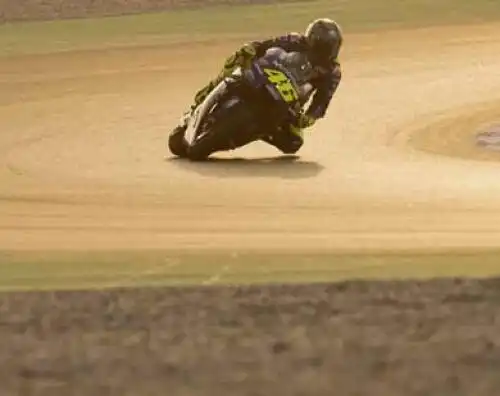 Valentino Rossi guarda il bicchiere mezzo pieno