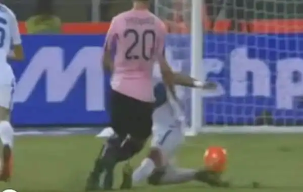 Vazquez sta per entrare in area al 78' quando viene affrontato dal difensore nerazzurro che già ammonito azzarda un'entrata al limite dell'area di rigore.