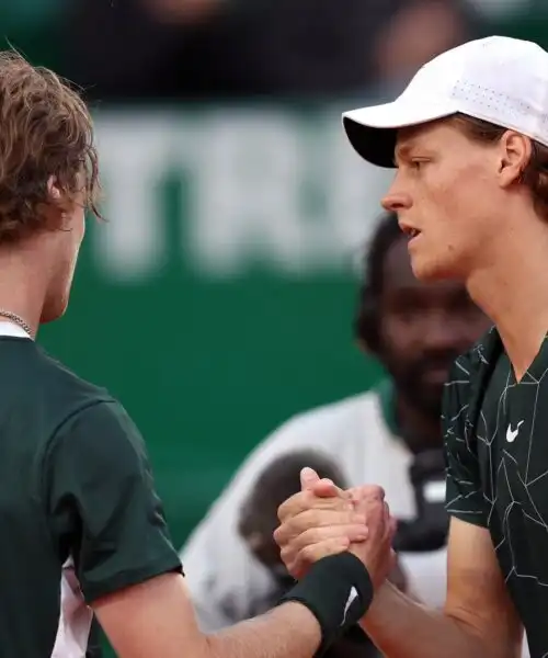 Andrey Rublev scocciato: “Mi scambiano per Jannik Sinner”