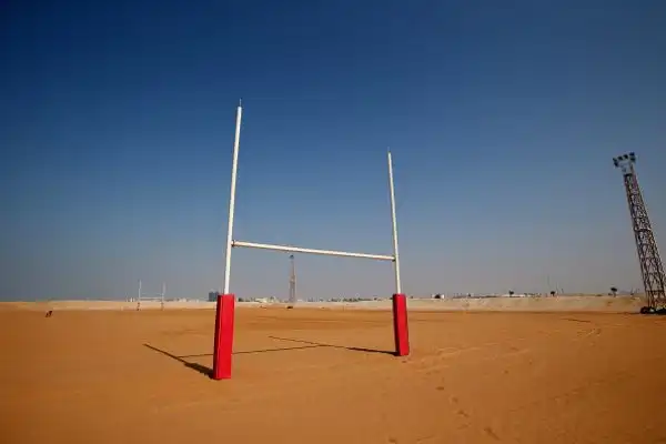 Le spettacolari immagini della partita tra RAK Goats e Beaver Nomads giocata sul campo in sabbia del Bin Majid Beach Resort negli Emirati Arabi.