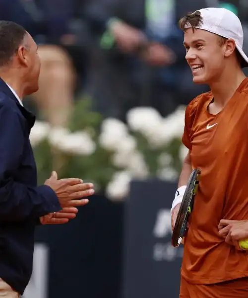 Rune si arrabbia con l’arbitro: le foto dell’infuocato match con Djokovic