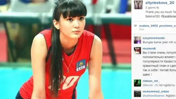 La pallavolista kazaka Altynbekova è malvista da compagne e allenatore. Motivo? Attira troppe attenzioni.
