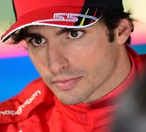 F1 Ferrari: Sainz in fiamme, polemiche dopo il comunicato degli steward