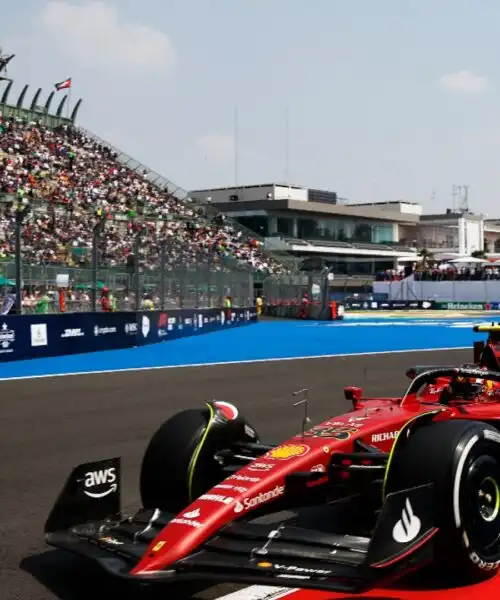 F1: Carlos Sainz è subito primo in Messico, ma una tegola incombe