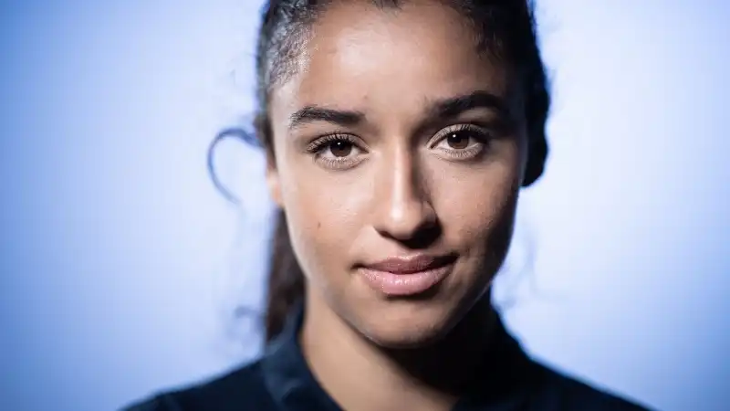 La bellissima Sakina Karchaoui, difensore del Psg