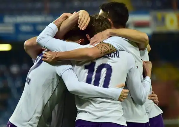 A Marassi grande prova della Fiorentina che parte fortissimo e passa con un rigore di Ilicic. Nella ripresa Kalinic chiude la partita. I viola tornano così in vetta alla classifica.