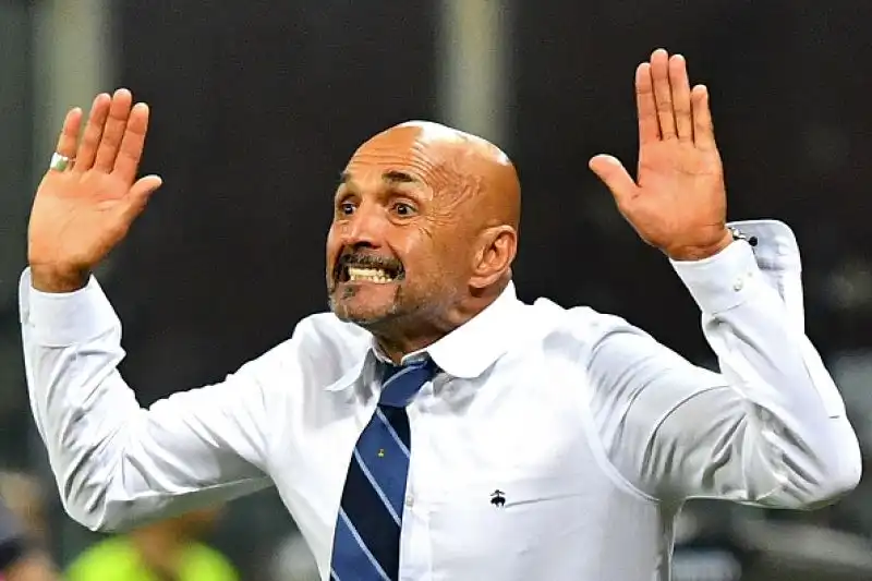 Dopo due gol annullati dal Var a Nainggolan e Asamoah i nerazzurri trovano il gol vittoria con un diagonale di Brozovic al 93'.