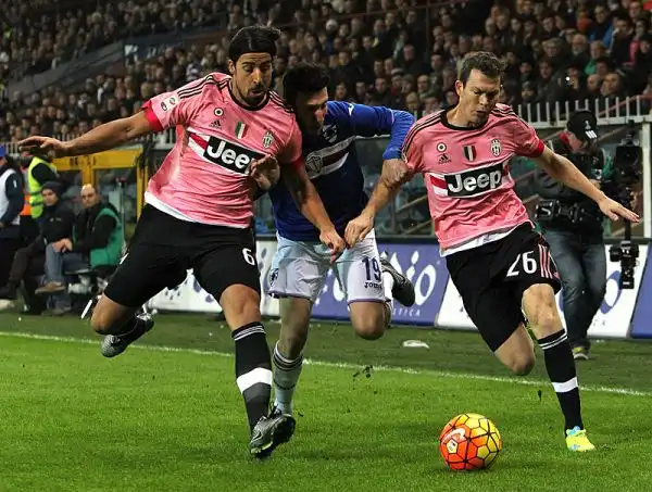 I bianconeri superano nel posticipo i doriani con le reti di Pogba e Khedira e agganciano l'Inter al secondo posto in classifica. Non basta ai blucerchiati il ritorno al gol di Cassano.