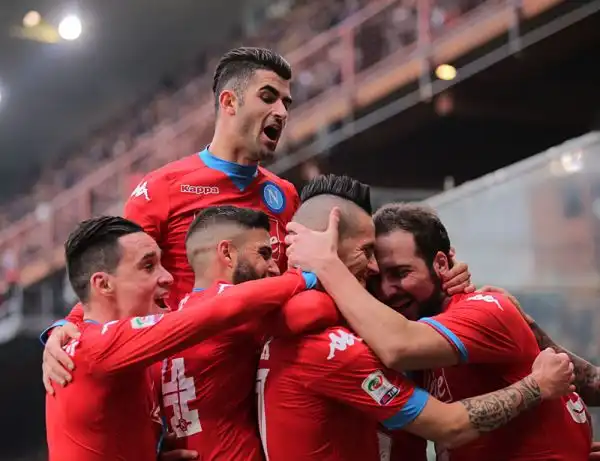 Un Napoli sempre più lanciato espugna Marassi con i gol di Higuain, Insigne, Hamsik e Mertens. DI Correa e del solito Eder i gol dei blucerchiati.