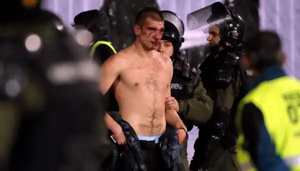 Gravi incidenti durante il sentitissimo derby tra Partizan e Stella Rossa: una ventina i feriti.