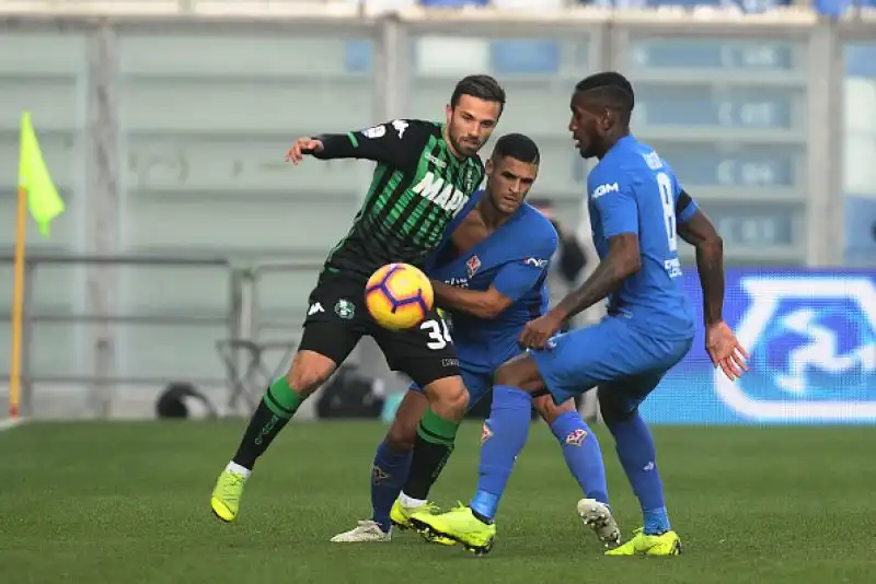 La Fiorentina, acciuffa il pari, dopo l'espulsione di Djuricic, con due gol nel recupero di Benassi e Mirallas.