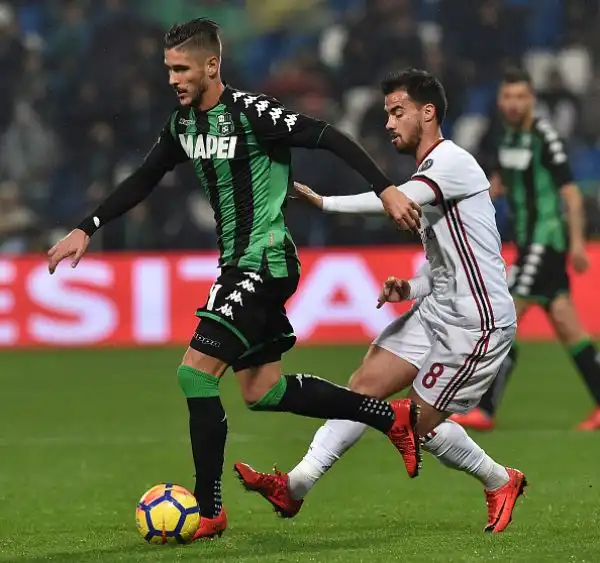 Romagnoli con un colpo di testa al 41' e Suso con un'azione personale nella ripresa regalano i tre punti al Diavolo e salvano la panchina di Vincenzo Montella.