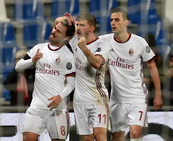 Romagnoli con un colpo di testa al 41' e Suso con un'azione personale nella ripresa regalano i tre punti al Diavolo e salvano la panchina di Vincenzo Montella.