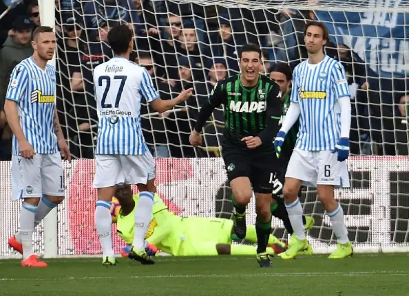 Neroverdi in vantaggio con Peluso, per i ferraresi pareggio di Petagna su rigore concesso dal VAR.