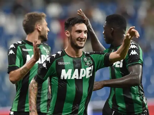 Trionfo dei neroverdi nell'andata del playoff contro la Stella Rossa, travolta 3-0: Berardi e Politano e Defrel mattatori. Sugli spalti incredibilmente l'ultras serbo Ivan “Il Terribile” Bogdanov.