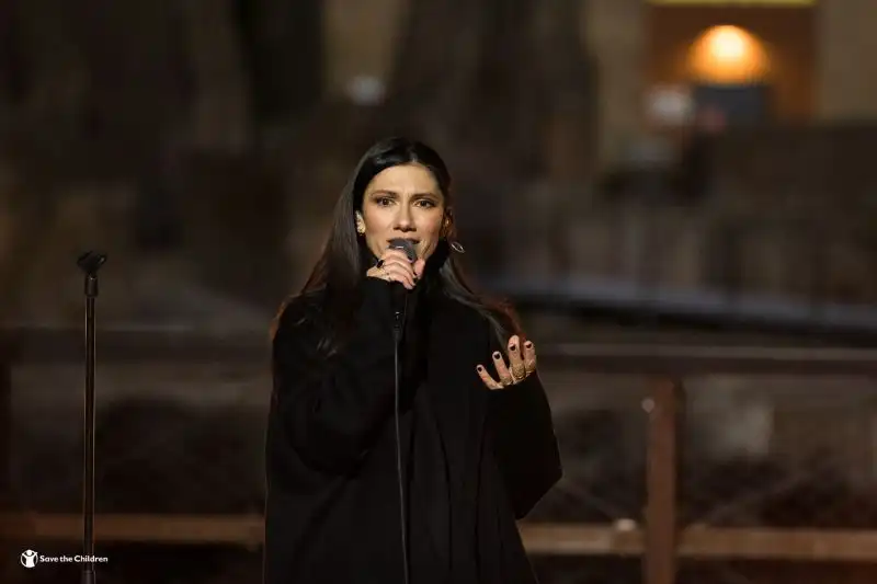 L'artista di Monfalcone si è esibita in un Colosseo deserto: note e parole per tenere alta l'attenzione sul conflitto in Siria