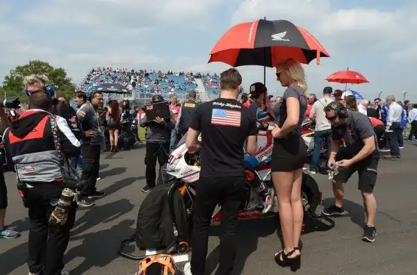 Le immagini delle bellissime grid girls che hanno colorato il paddock nel corso del week end sul tracciato inglese di Donington.