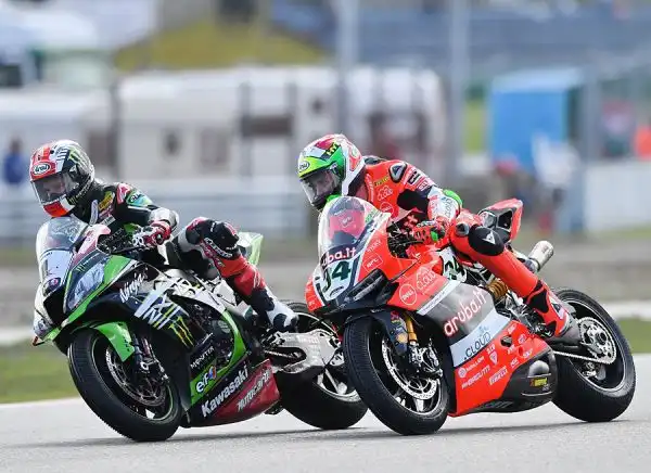 Jonathan Rea ha dominato il weekend olandese ad Assen. Il centauro della Kawasaki, dopo l'affermazione di sabato in gara 1, ha vinto anche gara 2 sul TT Circuit, valido per il quarto round del Mondial