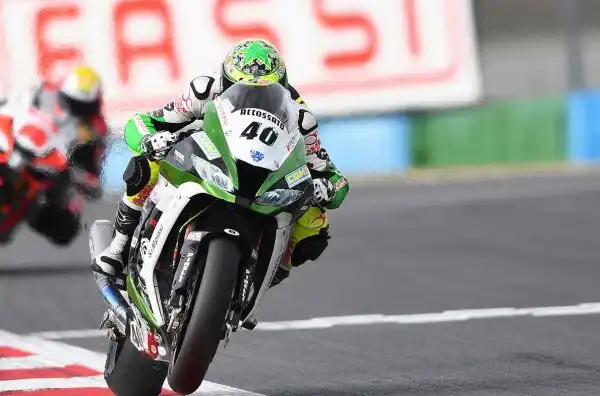 Facciamo un salto a Magny Cours, dove fa tappa il campionato del mondo delle Superbike, grazie alle belle immagini di Otto Moretti.