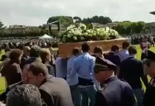 Michele Scarponi, in 5.000 per il funerale