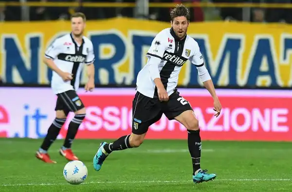 Grazie a una tripletta dell'Arciere Calaiò, il Parma si impone in casa contro il Palermo e risale al quarto posto, a -4 dai siciliani.
