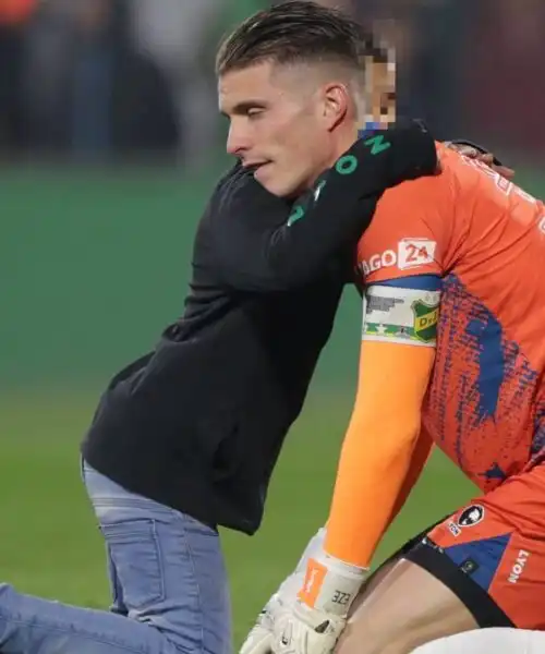 Scena da lacrime: le foto del bimbo che consola il portiere