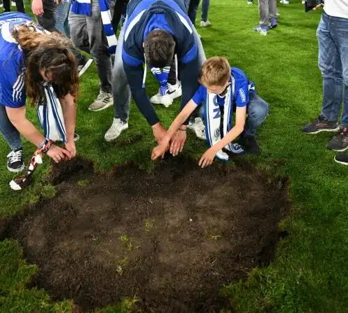 Schalke 04: sembra un cratere in campo e invece… le foto
