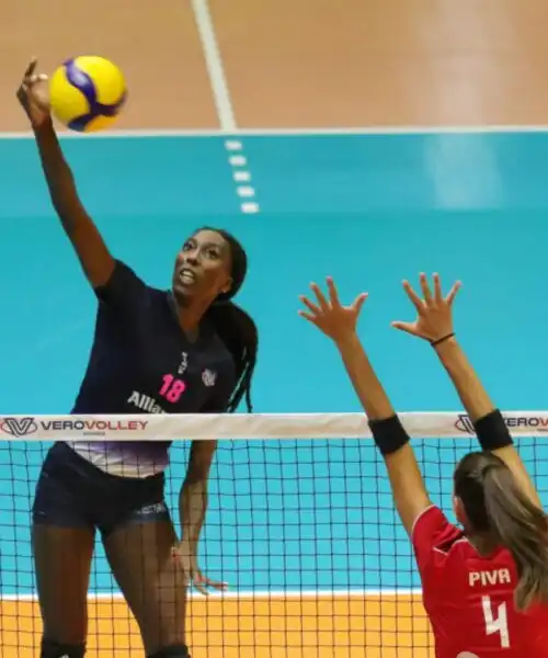 Schiacciare a pallavolo, come eseguire il colpo perfetto: le foto