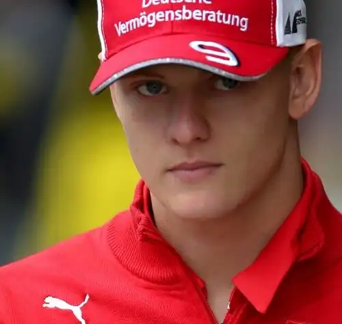 Mick Schumacher resta in Formula 2