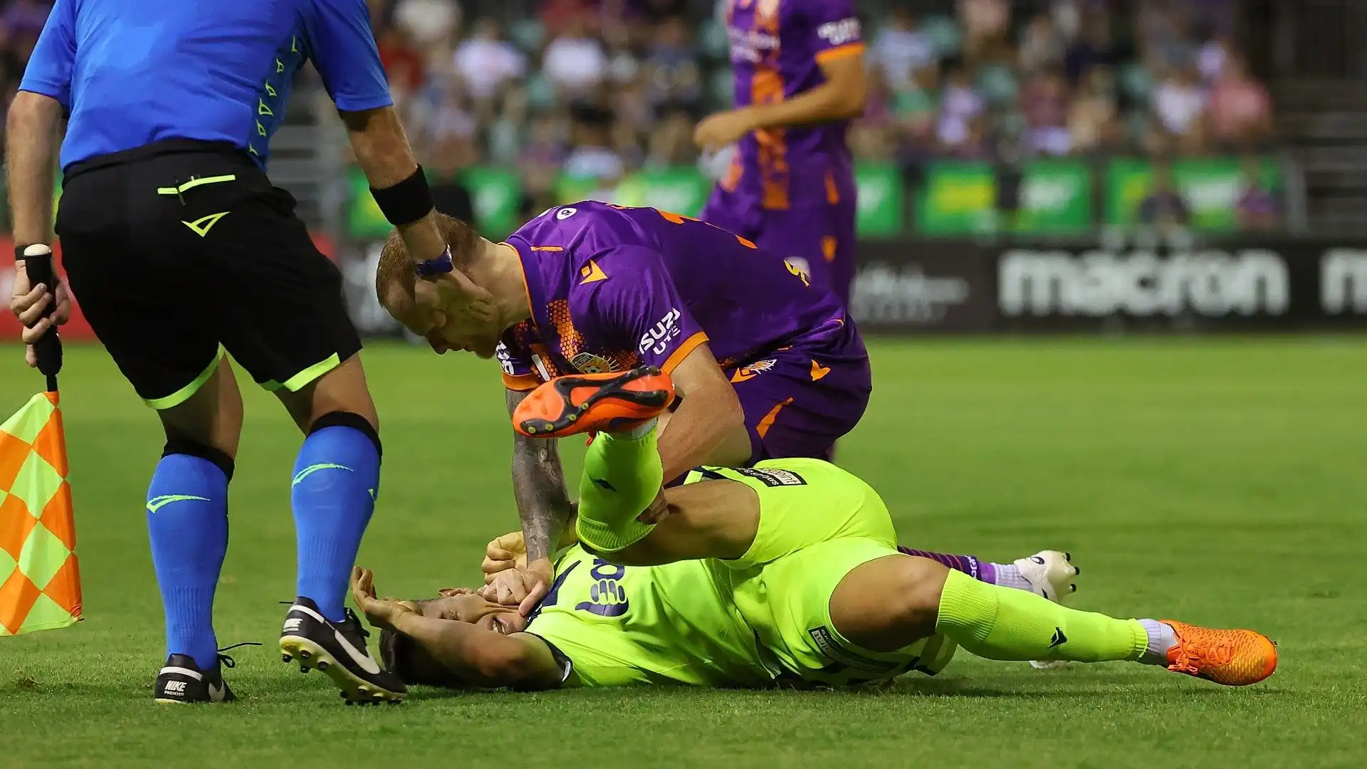 Scontro in campo, espulsi due calciatori. Le foto