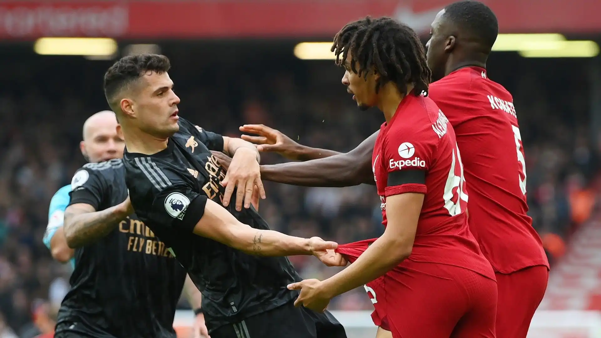 Scontro tra Alexander-Arnold e Xhaka: le immagini della lite