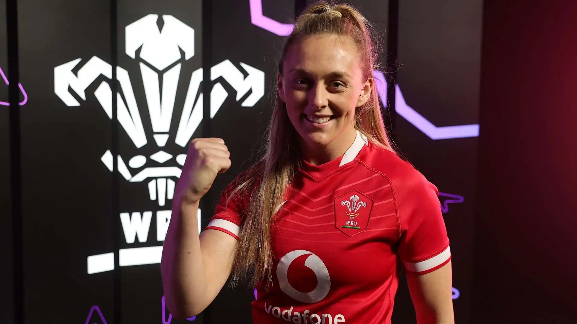 Divertente sessione fotografica a pochi giorni dal via del Sei Nazioni donne: la gallese Hannah Jones sorride davanti all'obiettivo