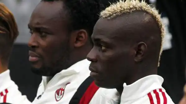 Mario Balotelli è entrato in campo sul 4-1 nella ripresa di Manchester City-Milan (partita finita poi 5-1 per gli inglesi) ma a strappargli un mezzo sorriso ci hanno pensato due tifosi.