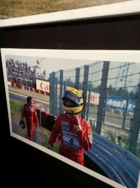 La mostra "Ayrton Senna. L'ultima notte", allestita all’Autodromo di Monza, dal 17 febbraio al 24 luglio 2016, nasce dal libro scritto dal giornalista Giorgio Terruzzi ed è arricchita da una selezione