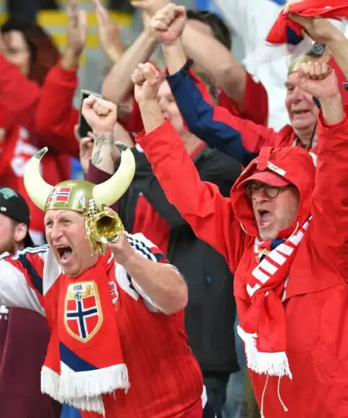 Senza Haaland la Norvegia non vince: il tifoso con le corna deluso. Le foto