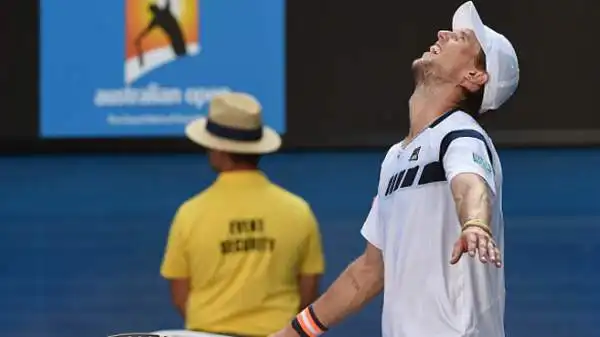 Impresa dell'altoatesino che batte in quattro set lo svizzero e vola agli ottavi dell'Australian Open.