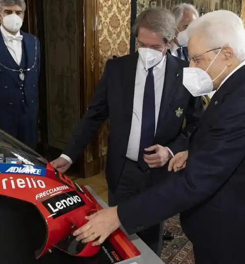 Sergio Mattarella incontra gli assi del motociclismo italiano: le foto