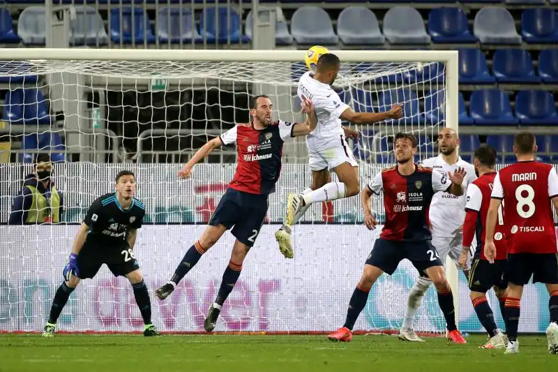 Bremer 7: nel primo tempo salva la porta di Sirigu, nel secondo va in gol. Decisivo