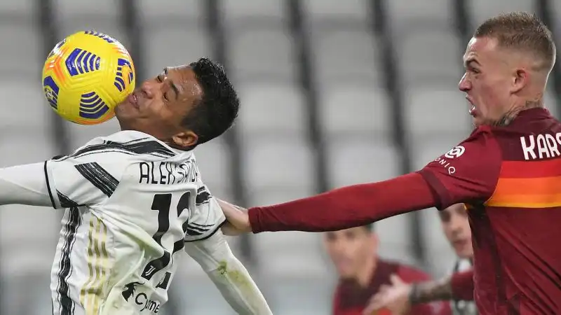 Gol di CR7 e autorete di Ibañez: la Juve batte 2-0 la Roma. 