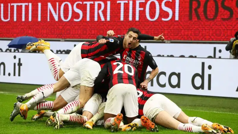 A una generosa Lazio non basta la rimonta dal 2-0 al 2-2: Theo Hernandez realizza nel recupero la rete che mantiene i rossoneri in testa.
