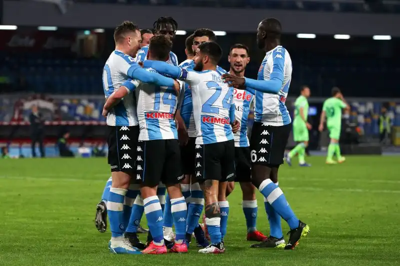 La volata per la Champions è più aperta che mai. Il Napoli travolge per 5-2 la Lazio nel posticipo della 32esima giornata, e si porta a due punti dal quarto posto in classifica