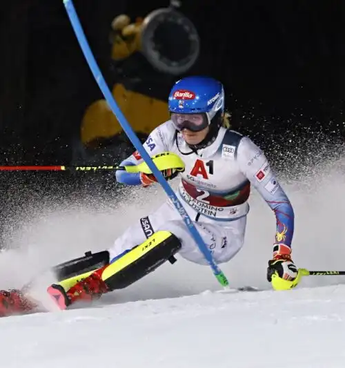 Mikaela Shiffrin bella di notte nello slalom di Schladming