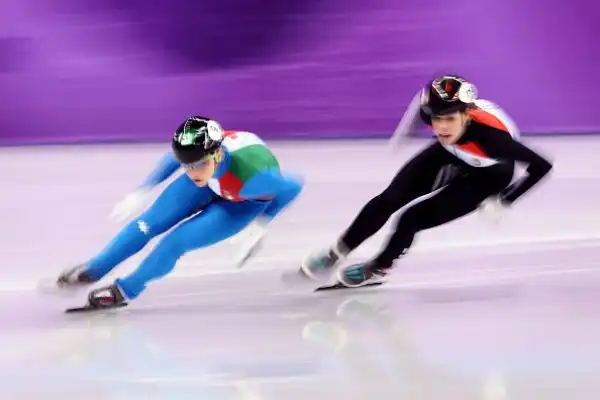 Le azzurre (Fontana, Valcepina, Peretti e Maffei) volano in finale grazie al tempo di 4'05"918, nuovo record italiano. Nella gara decisiva, il 20 febbraio, anche Corea, Canada e Cina.