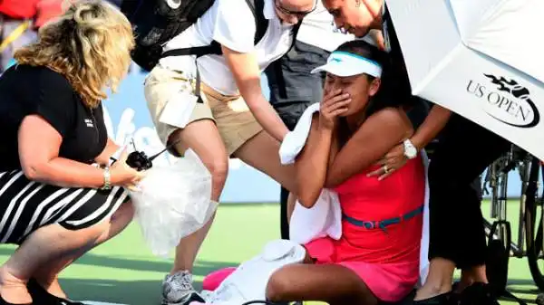 Shuai Peng, in preda ai crampi, ha abbandonato il campo addirittura in sedia a rotelle nella semifinale degli Us Open contro Caroline Wozniacki.