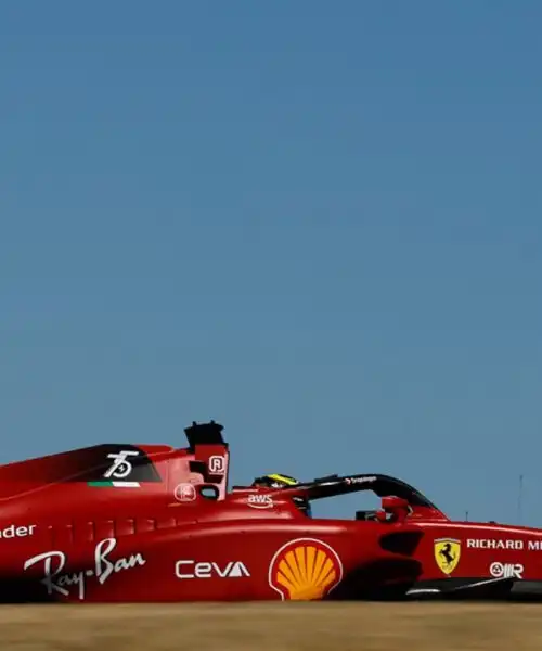 Robert Shwartzman prende la Ferrari di Charles Leclerc e si scatena